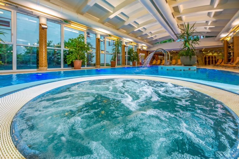 wellness jacuzzi 768x512