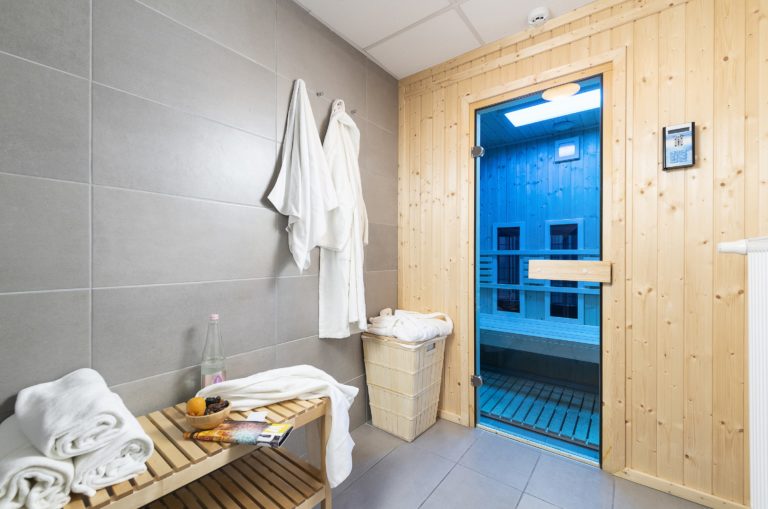 Lifestyle Hotel 085 infrared sauna 768x509