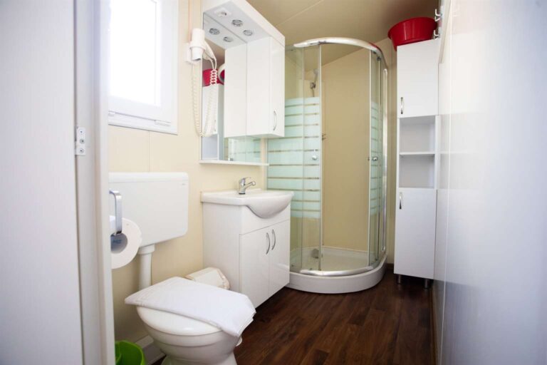 aranypart camping eurocomfort mobilhaz 6 furdoszoba 768x512