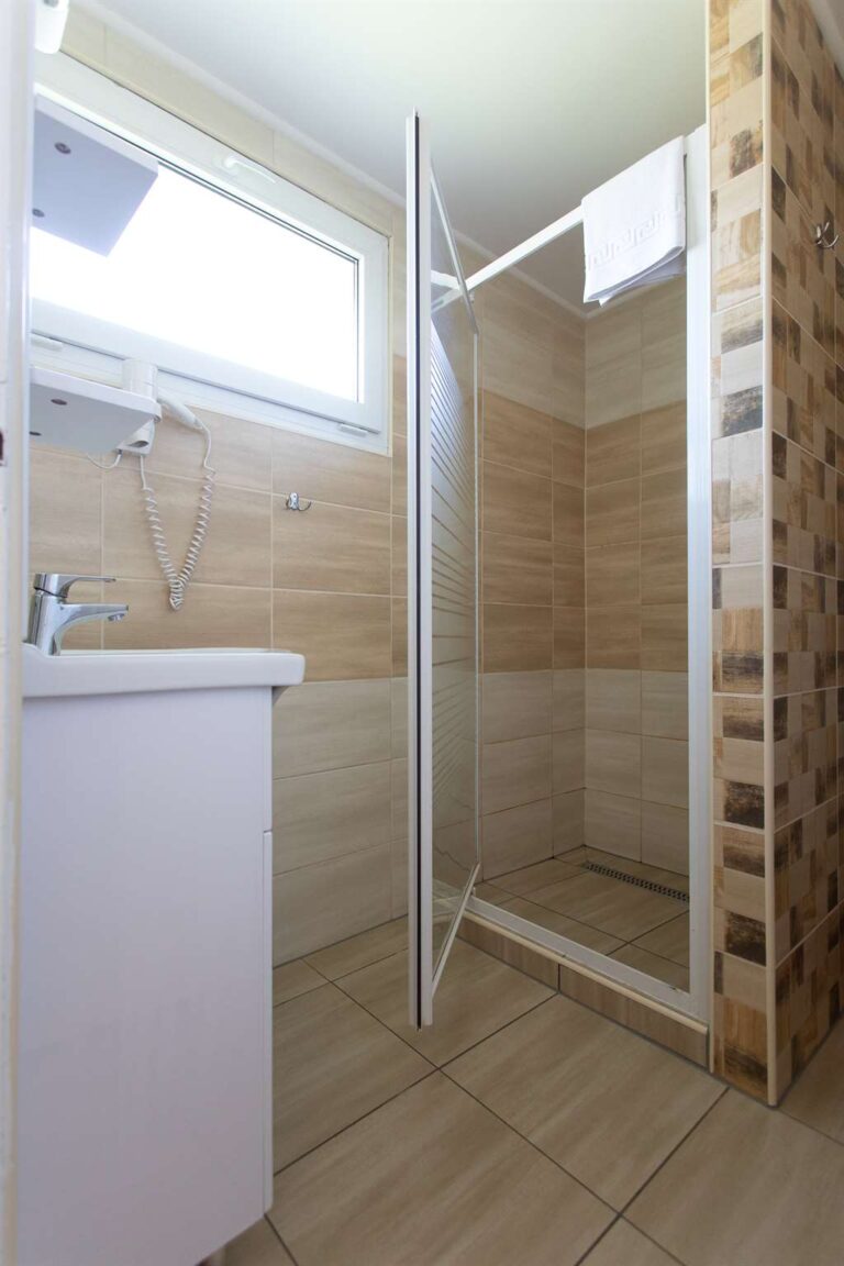 aranypart camping siofok carmen plus apartman furdoszoba 768x1152