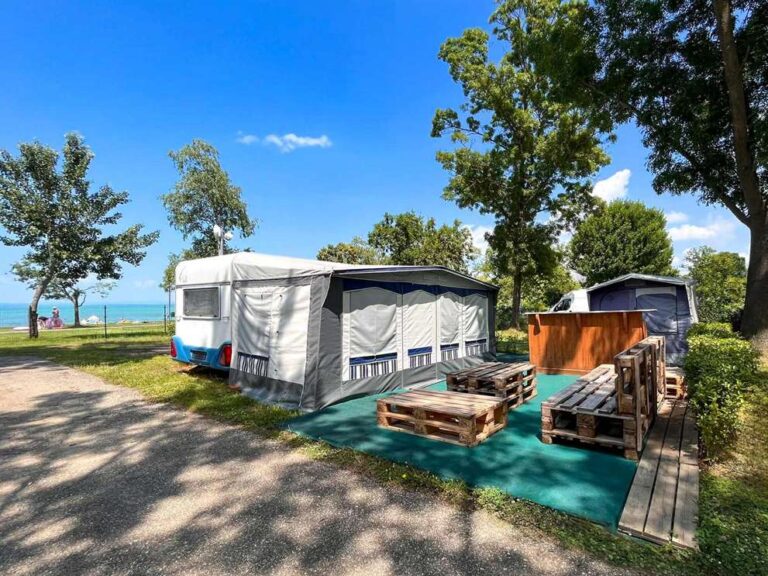 lakokocsi parcella aranypart camping 768x576